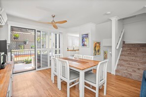 Villa de lujo, 2 habitaciones (Spa) | Decoración personalizada, muebles diferentes y escritorio