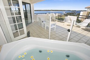 3 Bedroom Spa Apartment | Jetted bathtub