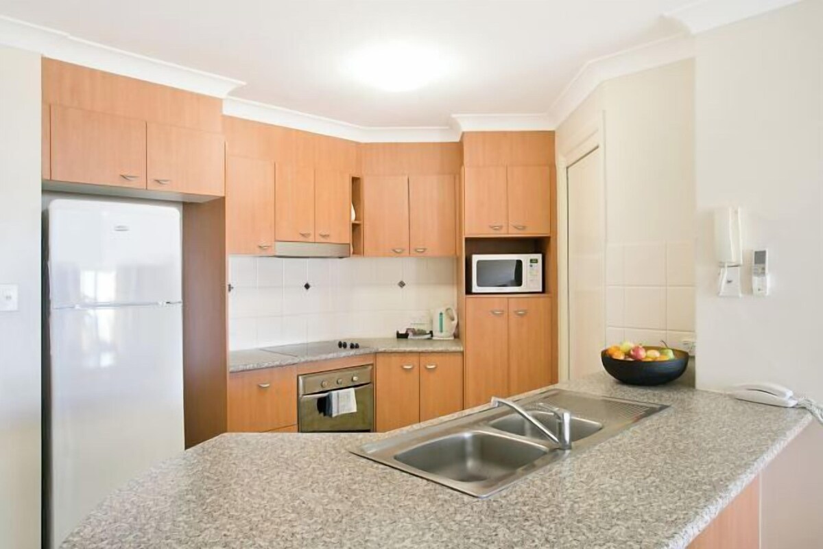 Coffee/tea maker, full-sized fridge, microwave, oven