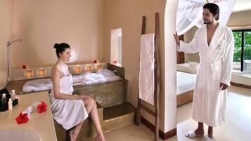 Bathtub dan shower terpisah, bathtub besar, dan pancuran hujan