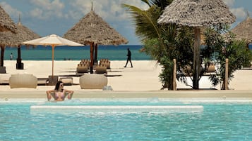 Piscine extérieure, parasols de plage, chaises longues