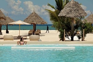 室外游泳池，池畔遮阳伞，日光浴躺椅