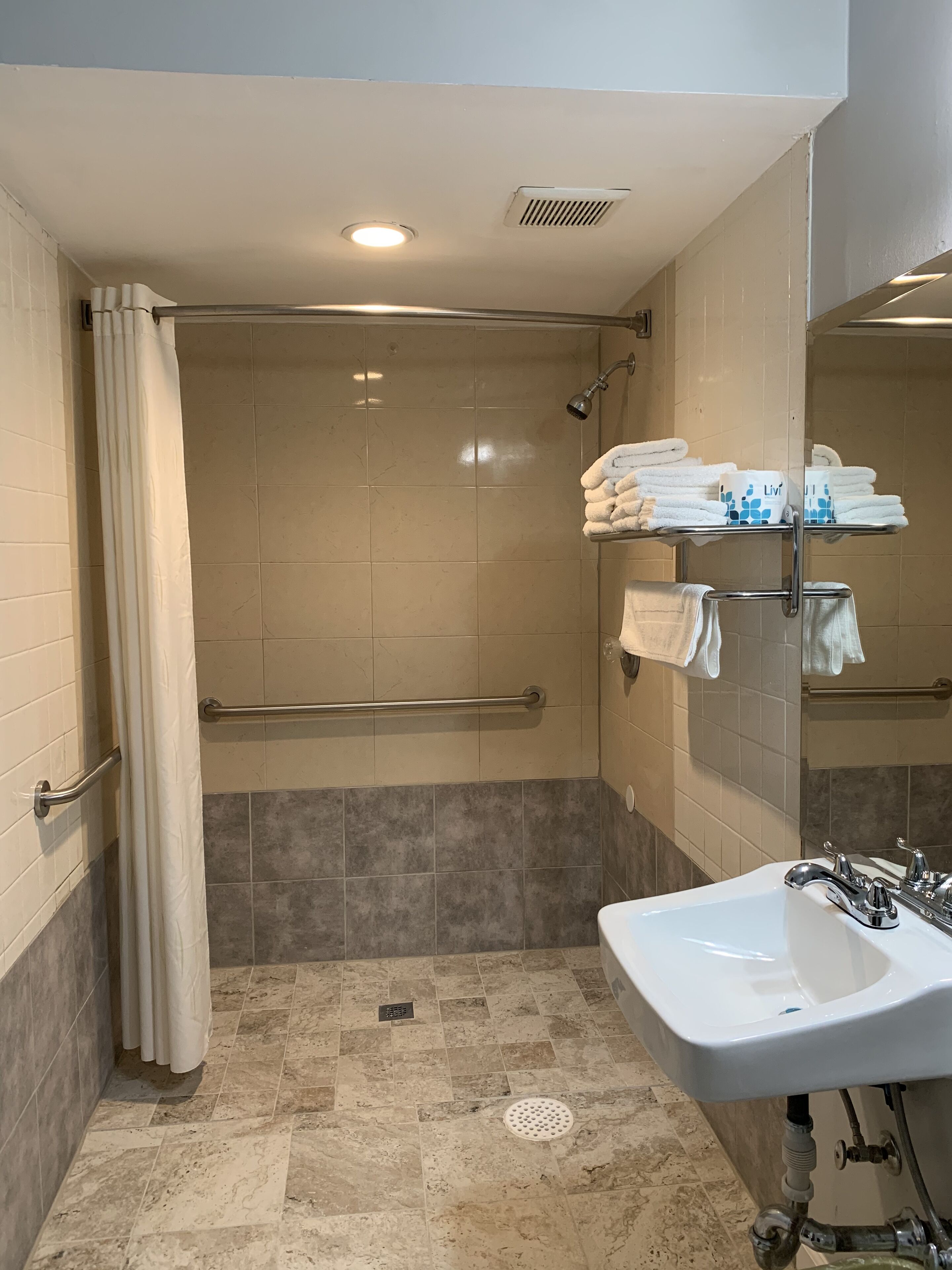 Standard Room, 1 Queen Bed | Bathroom | Shower