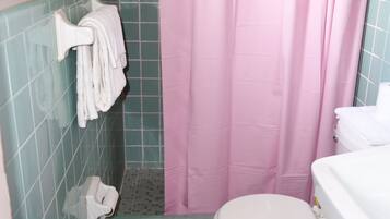 Buồng tắm vòi sen, máy sấy tóc, khăn tắm