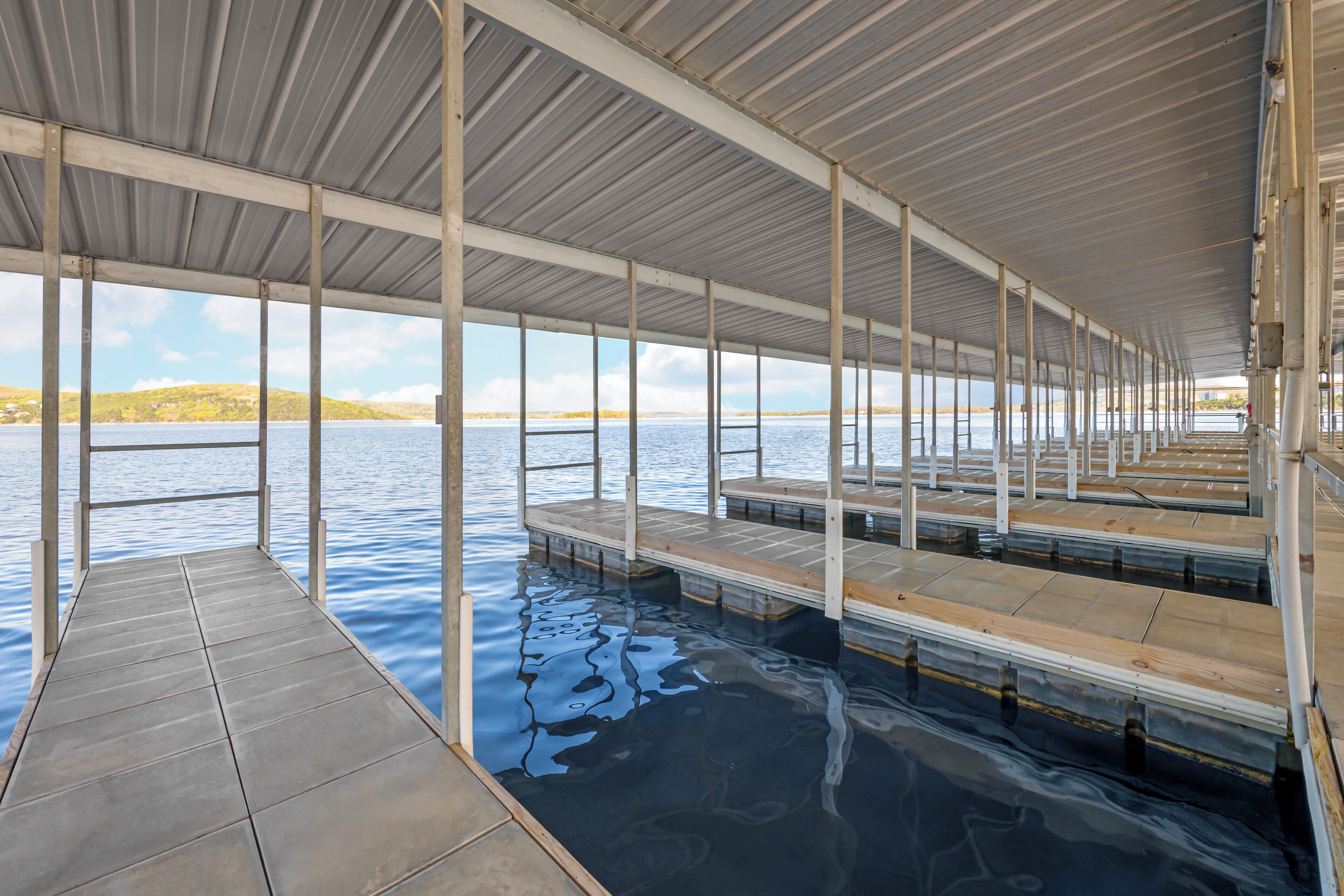Un espacio al aire libre cubierto con varias bancas y vistas al agua.