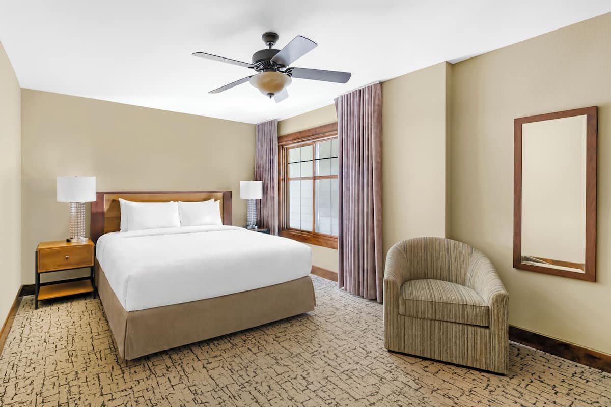 1 BEDROOM 1 KING DELUXE SUITE | Pillow-top beds, in-room safe, blackout curtains, iron/ironing board