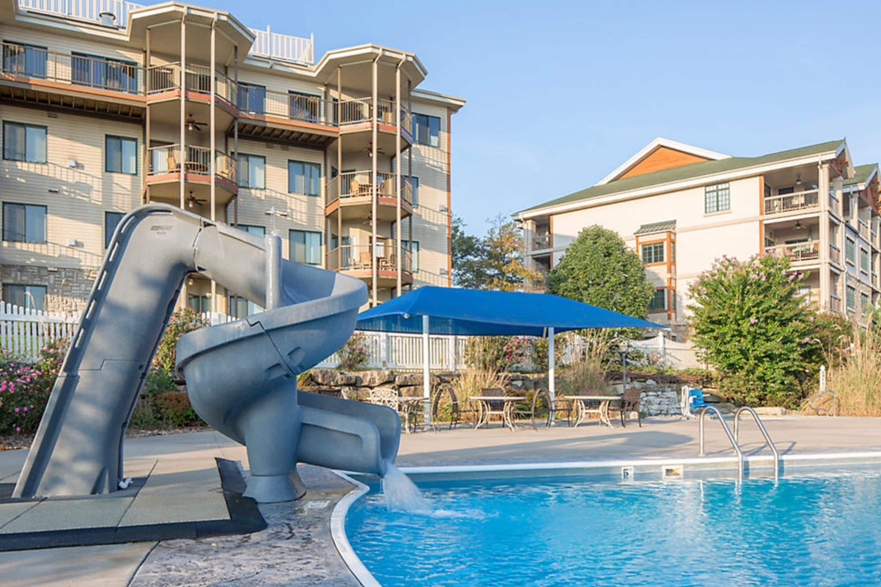 室内游泳池，季节性开放的室外游泳池，10:00 至 22:00 开放, 池畔遮阳伞, 日光浴躺椅