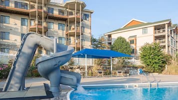 Piscine couverte, piscine extérieure (ouverte en saison)
