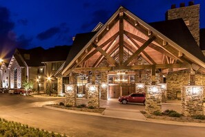 Vista frontal de la propiedad por la tarde o noche