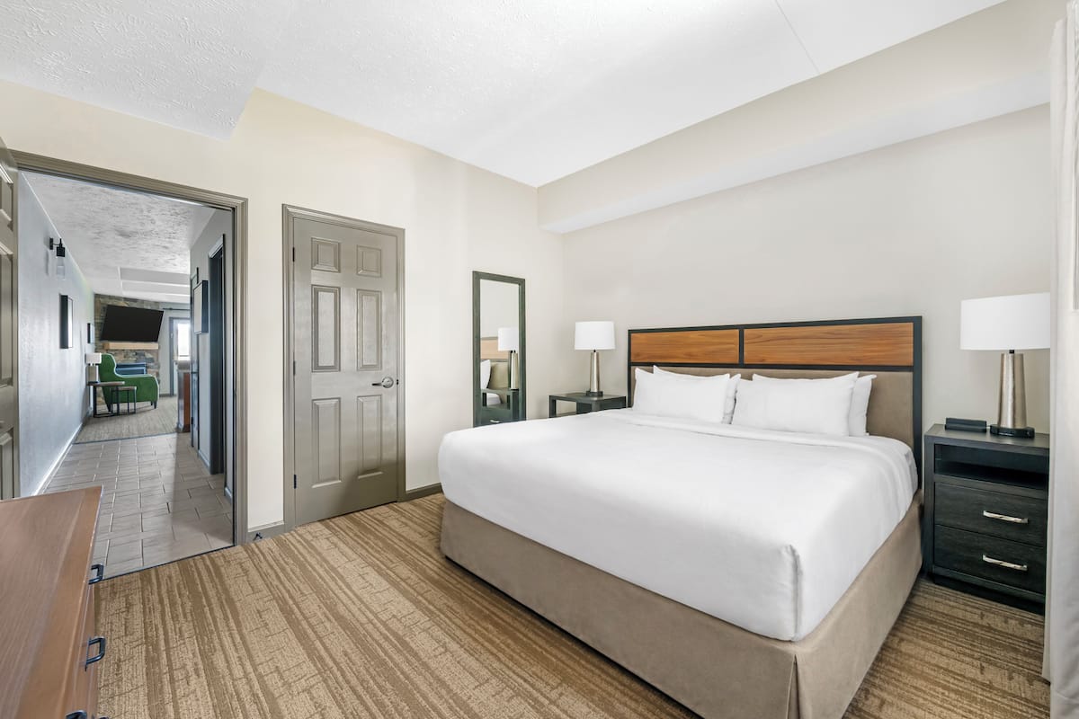 1 BEDROOM LAKE VIEW 1 KING DELUXE SUITE | Pillow-top beds, in-room safe, blackout curtains, iron/ironing board