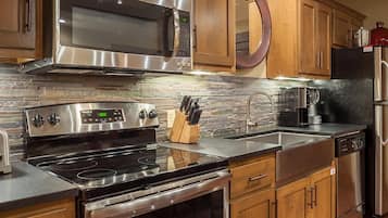 Suite, 1 Bedroom | Private kitchen | Microwave, coffee/tea maker