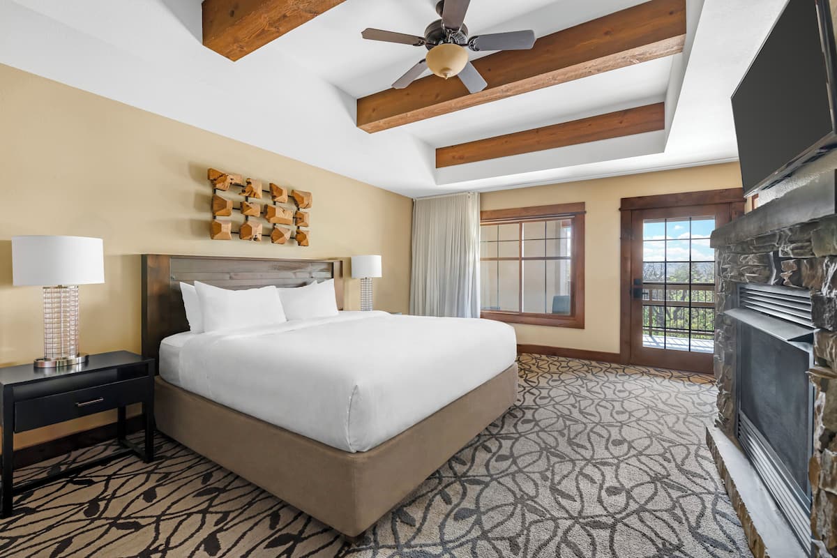 3 BEDROOM 1 KING 2 QUEEN SUITE W/SOFABED | Pillow-top beds, in-room safe, blackout curtains, iron/ironing board