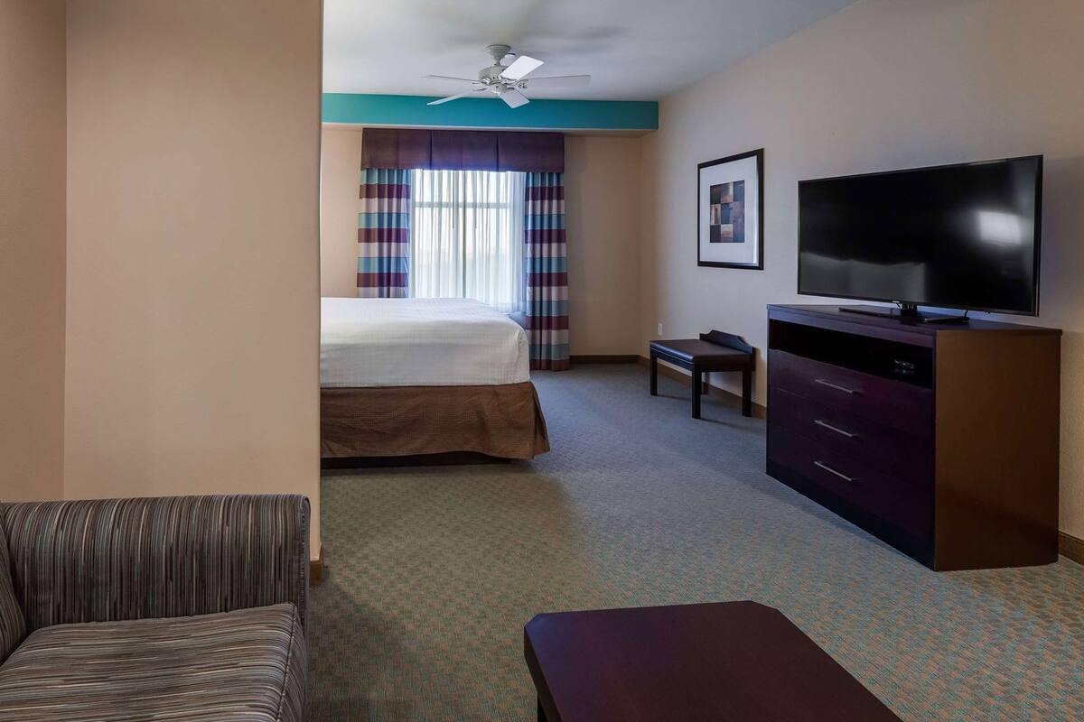 Desk, laptop workspace, iron/ironing board, free WiFi