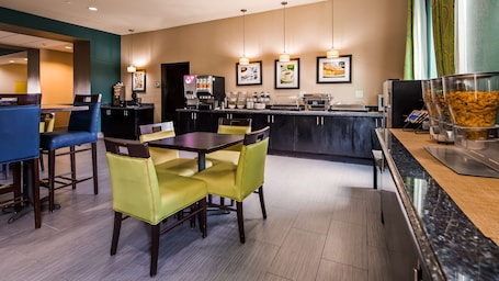 Tägliches inbegriffenes großes Frühstück. Best Western Plus Carrizo Springs Inn & Suites