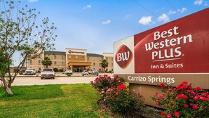 Une enseigne « Best Western Plus Inn & Suites », avec une vue dégagée sur le bâtiment en arrière-plan.