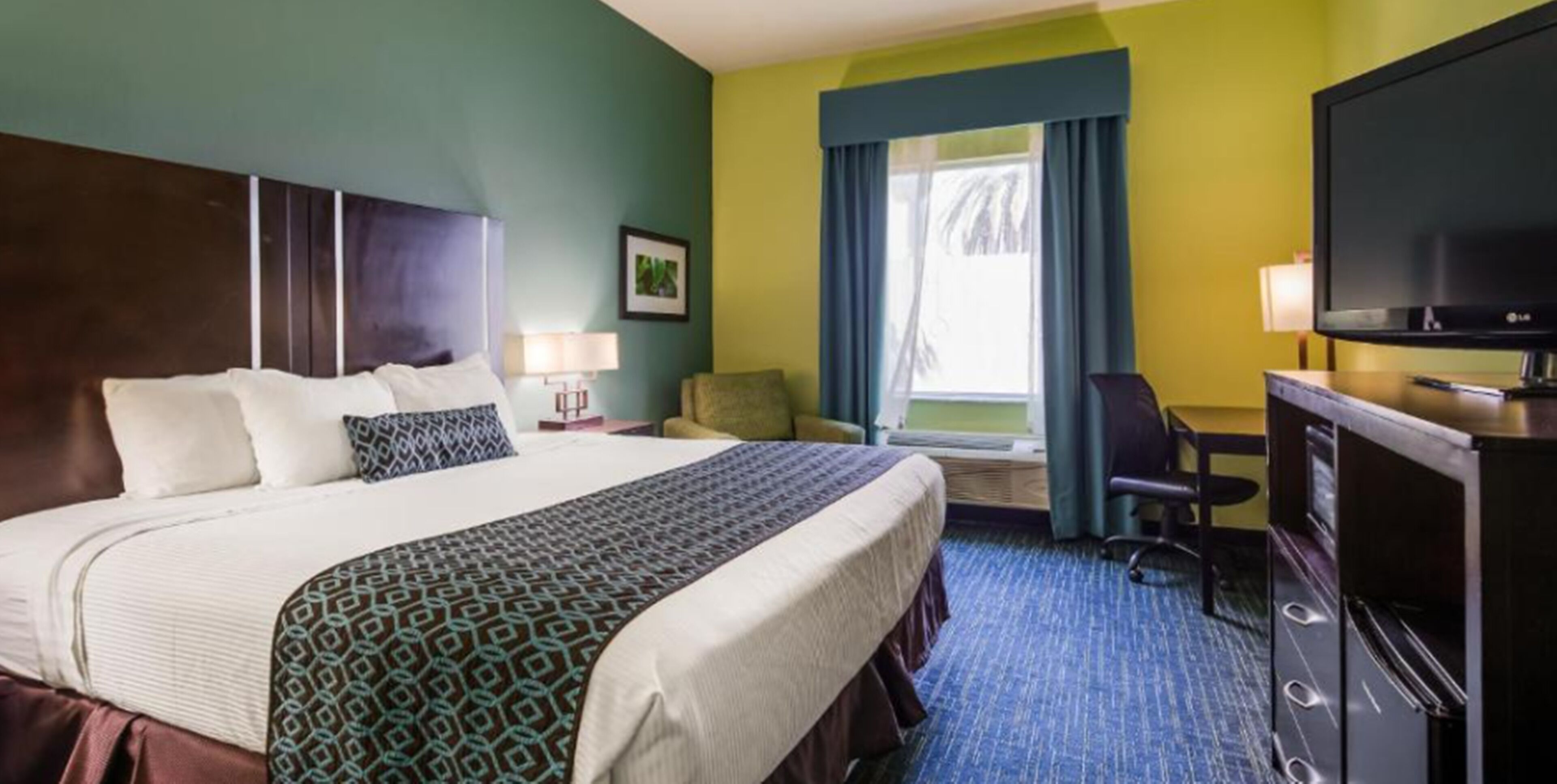 Camas con pillow-top, caja de seguridad en la habitación y escritorio 