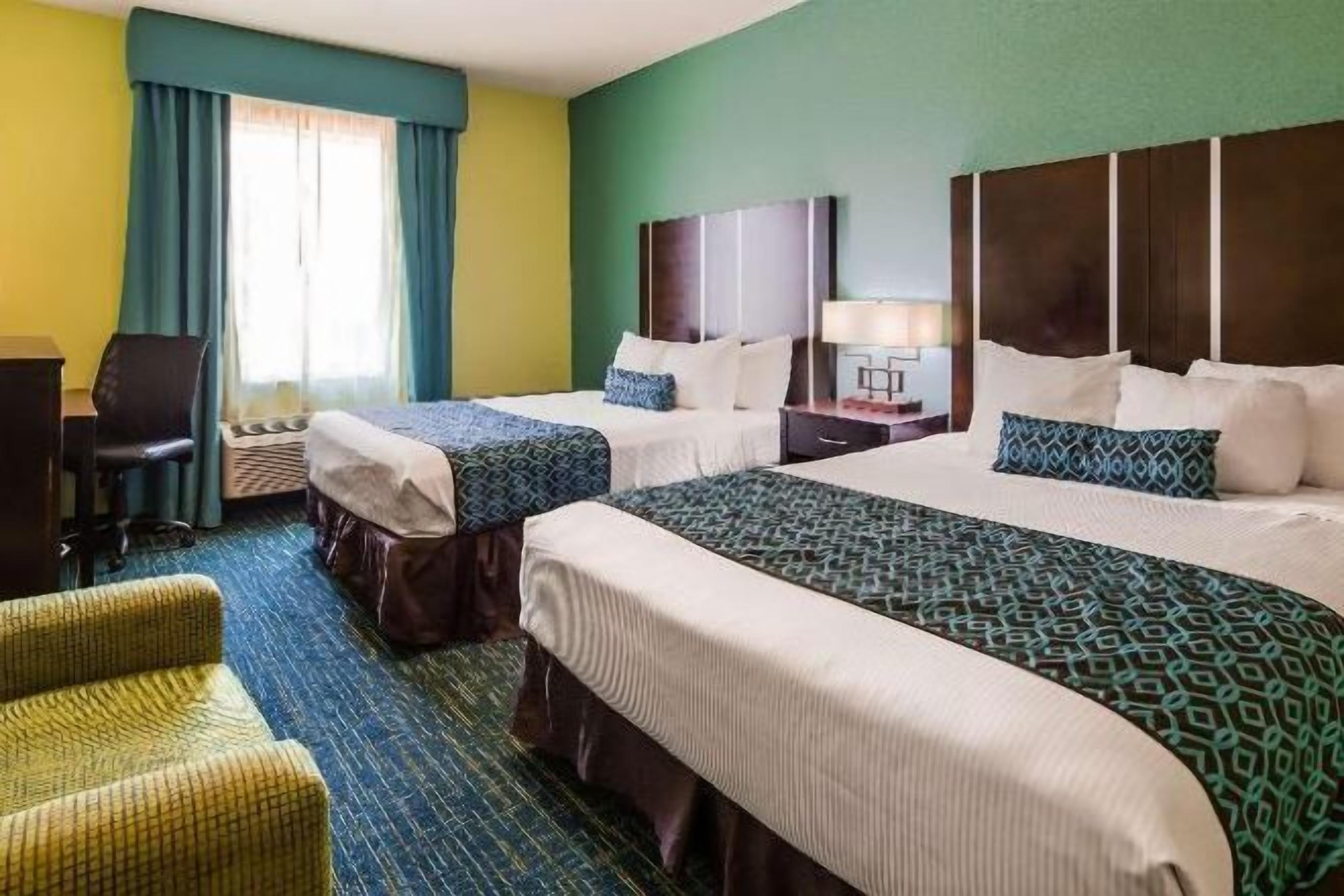 Camas con pillow-top, caja de seguridad en la habitación y escritorio 