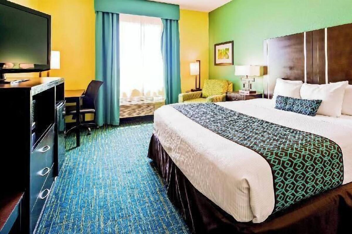 Pillowtop beds, in-room safe, desk, laptop workspace