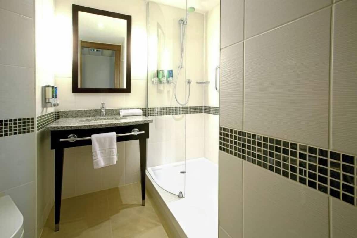 Salle de bain | Douche, séchoir à cheveux, serviettes fournies