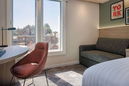 Zimmer, 1 King-Bett (High Floor) | Wohnbereich | 32-Zoll-LCD-Fernseher mit Satellitenempfang, Fernseher