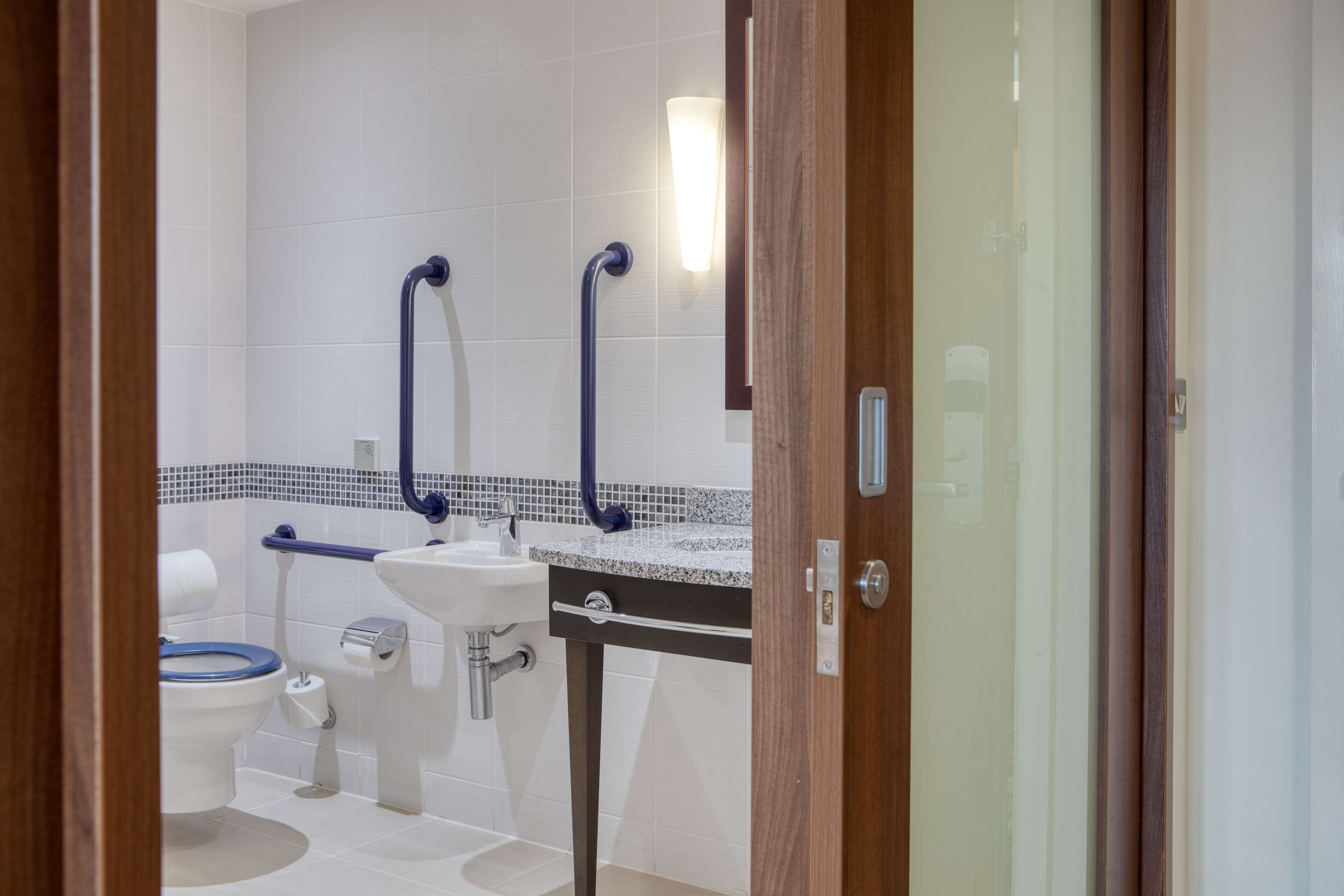 room, 1 queen bed, accessible | bathroom | shower, hair dryer, towels