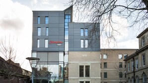 Un edificio moderno con un letrero que dice "Hampton".