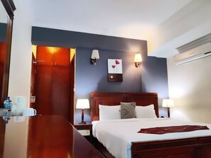 Minibar, caja de seguridad en la habitación y escritorio