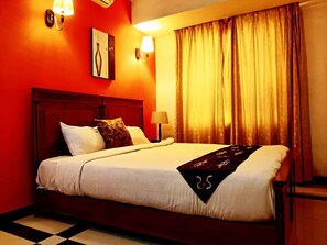 Deluxe Room | Minibar, in-room safe, desk, blackout curtains