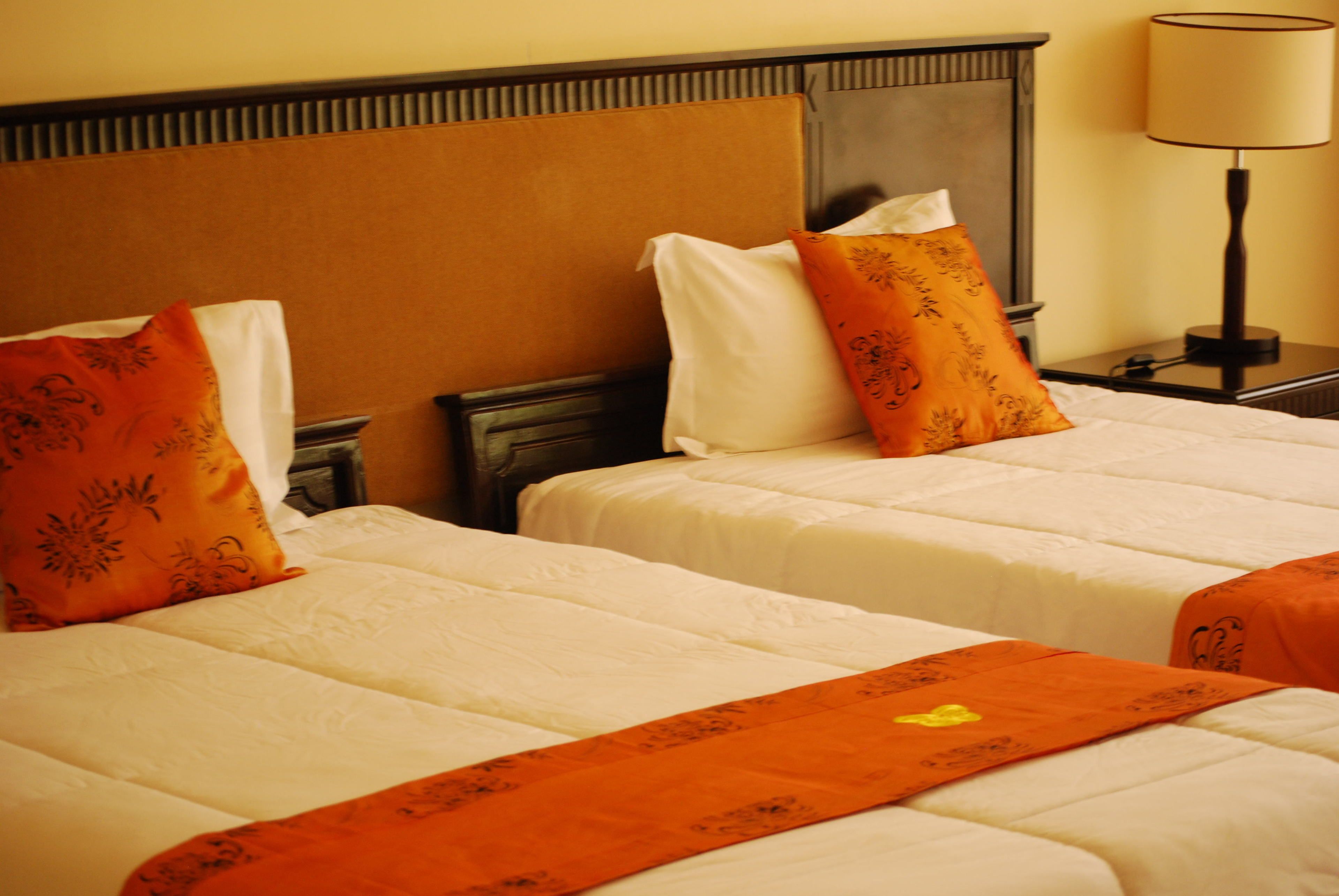 deluxe twin room | in-room safe, desk, rollaway beds, free wifi