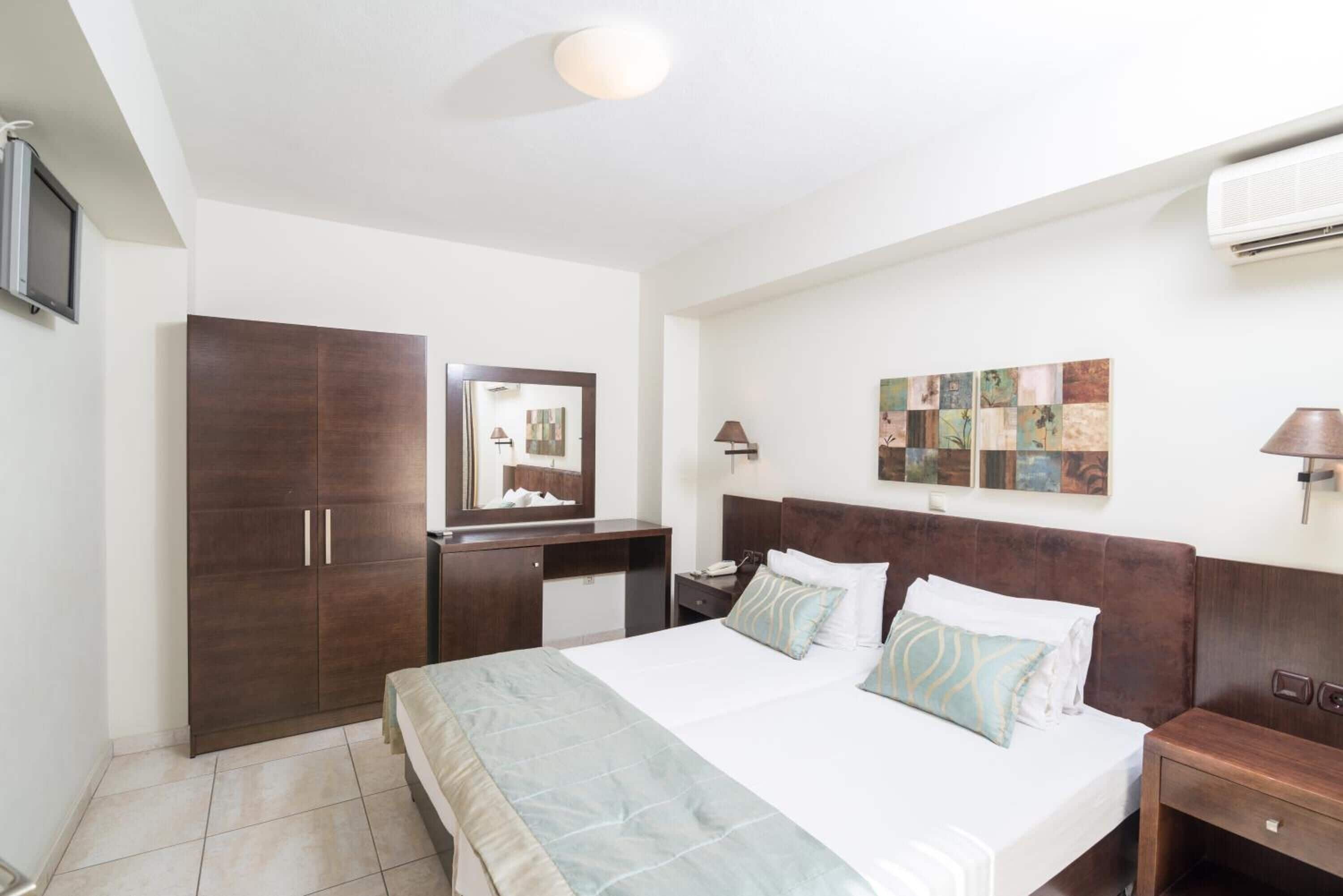 ملاءات للفراش لا تسبب الحساسية وخزنة داخل الغرفة ومكتب ومكواة/لوح كي