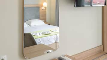 Ropa de cama hipoalergénica y caja de seguridad en la habitación