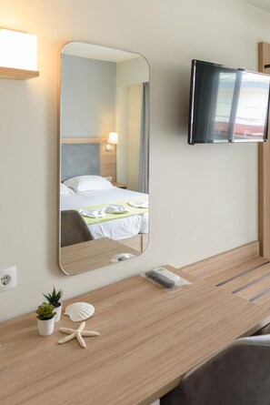 Roupas de cama antialérgicas, cofres nos quartos, escrivaninha