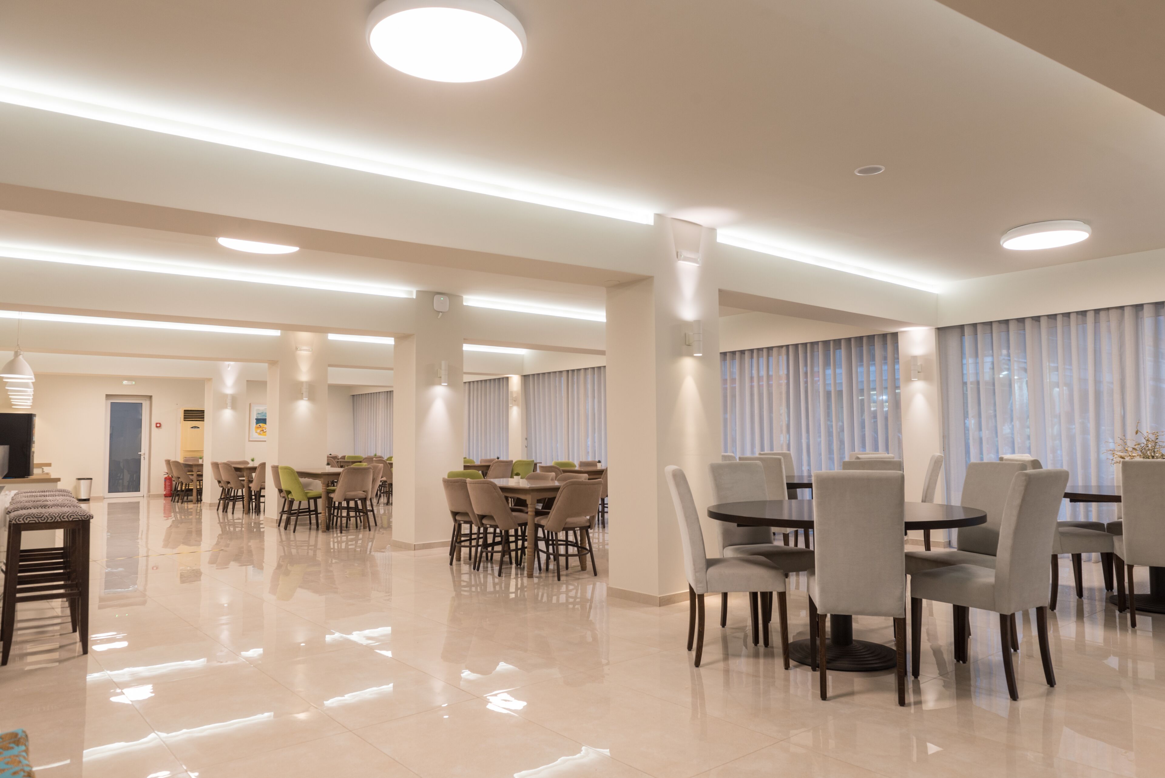 بوفيه فطور مجانًا يوميًا