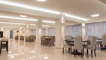 بوفيه فطور مجانًا يوميًا