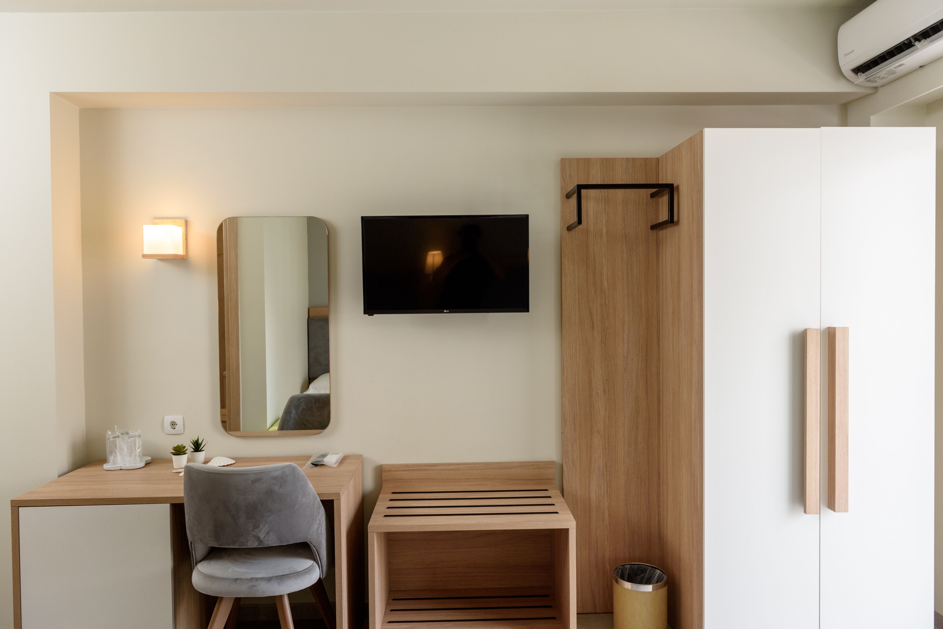 Habitación Deluxe con 1 cama matrimonial o 2 individuales | Área de sala de estar | Televisión LED de 23 pulgadas con canales vía satélite y televisión 