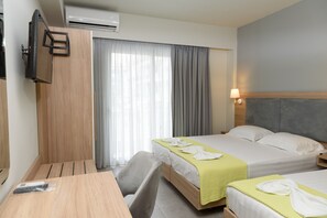 Deluxe Triple Room | Hypo-allergenic bedding, in-room safe, desk, iron/ironing board - Regina Mare Hotel (Katerini)