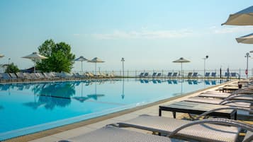 Una piscina techada, 4 piscinas al aire libre, sombrillas