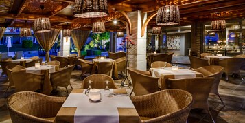 3 restaurantes; se sirve desayuno, almuerzo y cena; cocina mediterránea