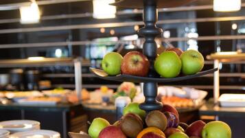 Café da manhã com buffet grátis todos os dias