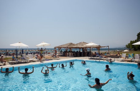 Una piscina techada, 4 piscinas al aire libre, sombrillas