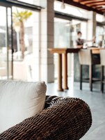 Bar junto a la piscina