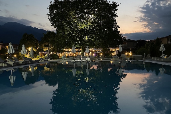 Una piscina techada, 4 piscinas al aire libre, sombrillas