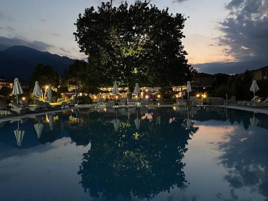 Una piscina techada, 4 piscinas al aire libre, sombrillas