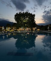 Una piscina techada, 4 piscinas al aire libre, sombrillas