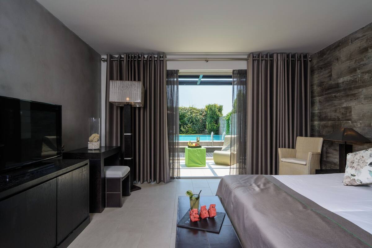 In-room safe, desk, cribs (free), WiFi (free)