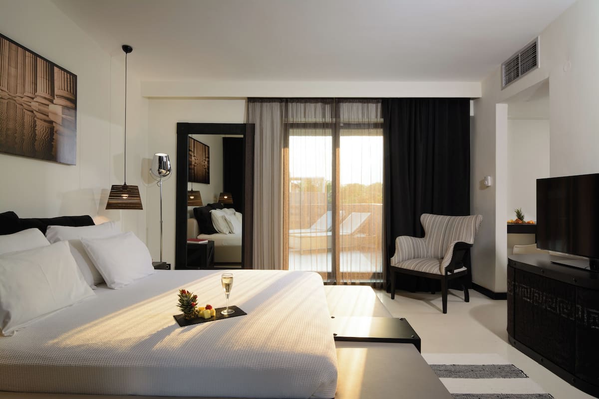 In-room safe, desk, free cots/infant beds, free WiFi