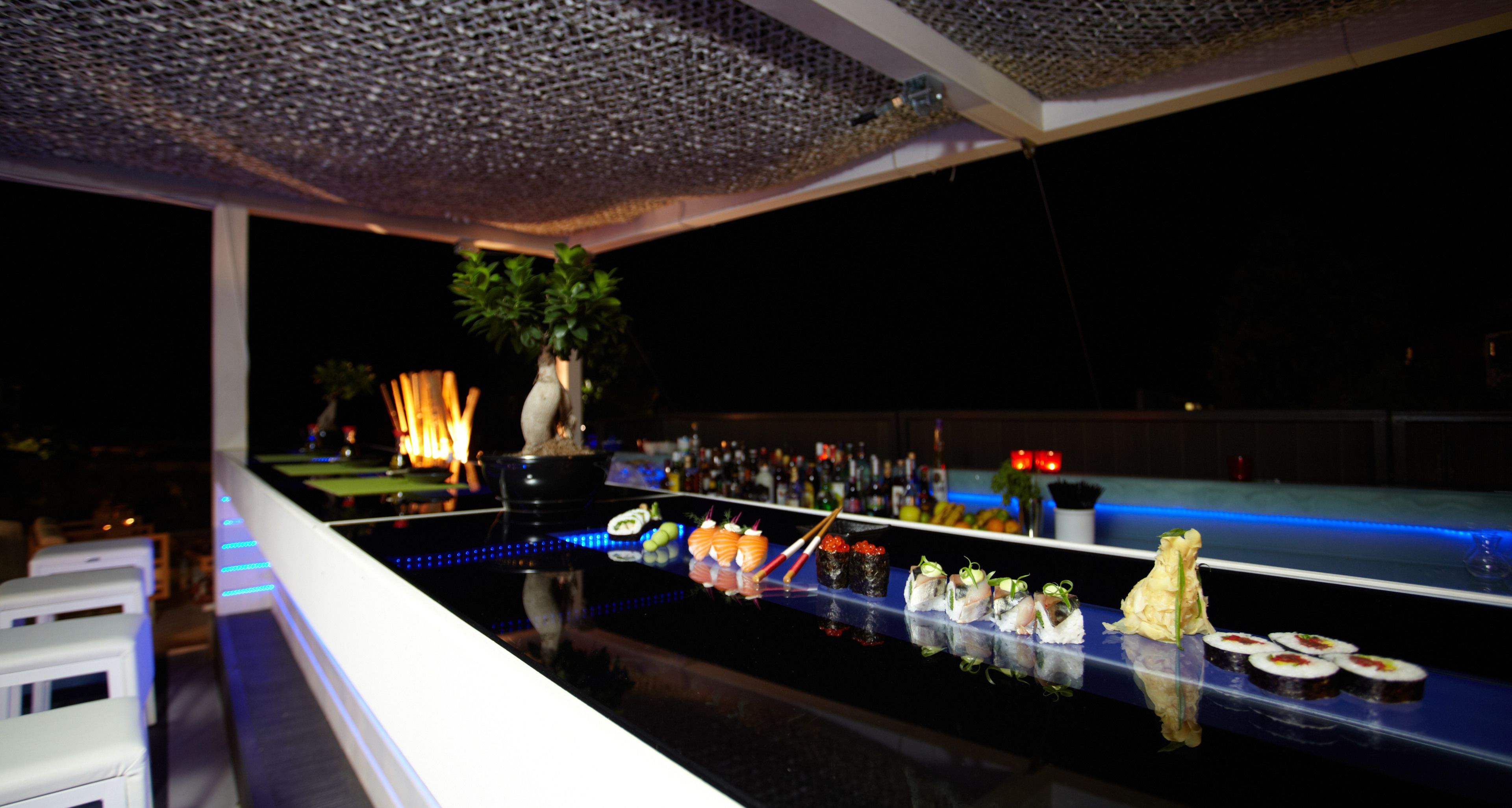 2 bars/lounges, poolside bar, beach bar