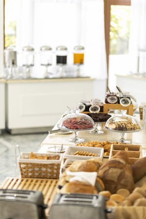 Free daily buffet breakfast
