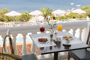 Free daily buffet breakfast - Akti Ouranoupoli (Aristotelis)