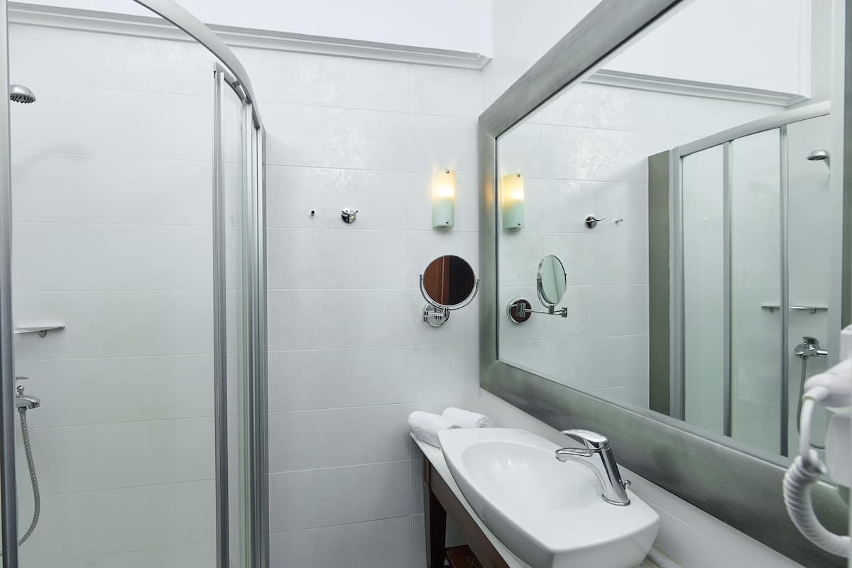 Camera doppia, vista mare | Bagno | Set di cortesia gratuito, asciugacapelli, asciugamani